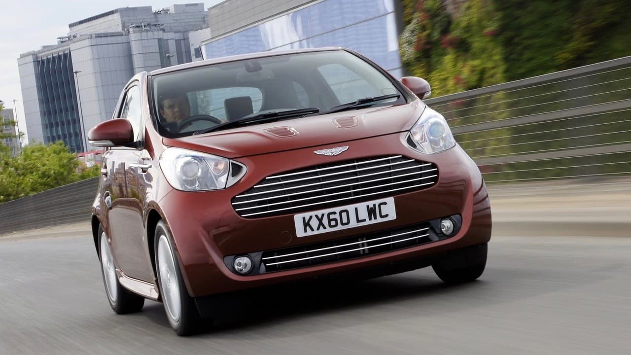 Para quienes no lo recordaban o nunca lo conocieron, este era el
<b>Aston Martin Cygnet </b>(2012 - 2013) el city car del fabricante inglés que poca gente compró y nadie extraña, y sobre el cual hicimos más de una referencia cuando hablamos del submarino del Proyecto Neptuno. El Cygnet estaba basado en el Toyota IQ, conocido en nuestra parte del mundo como el Scion iQ.
<br>
<br>Afortunadamente el submarino del Proyecto Neptuno es bastante más que un Cygnet impermeable.