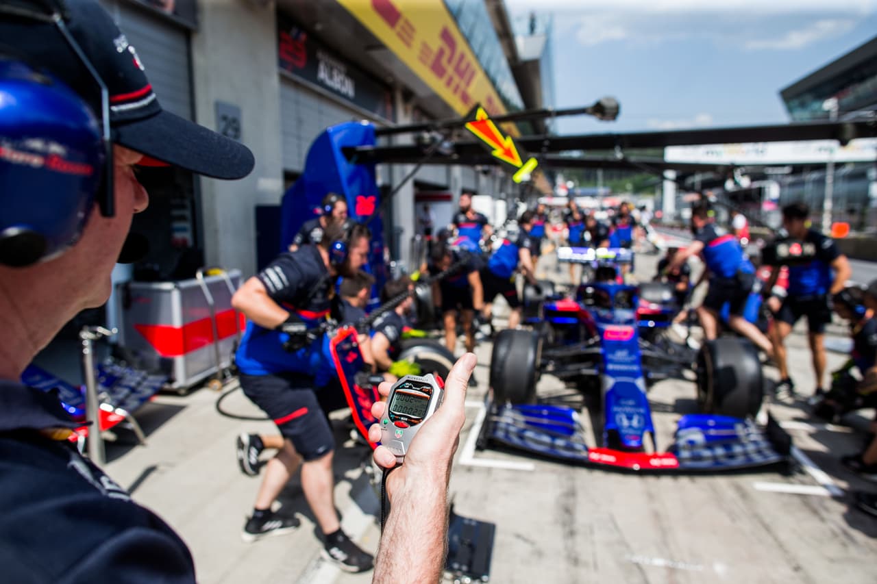 La pasión desde los pits, la alegría de los pilotos como el mexicano Sergio Pérez y el colorido tradicional hacen parte de la previa del Gran Premio de Austria de la Fórmula 1.