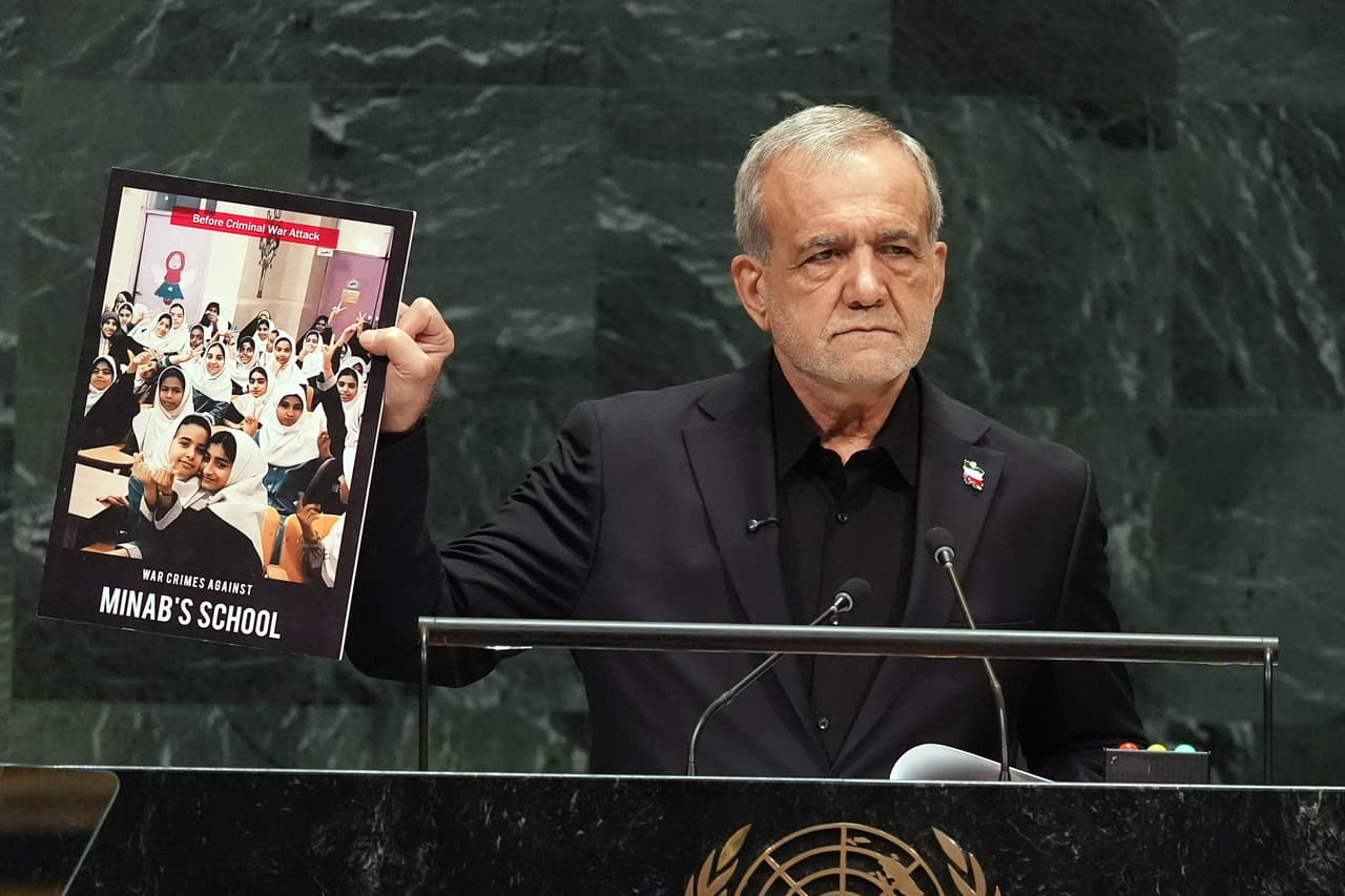 Durante la sesión, el presidente de Irán señaló: "(El presidente de Estados Unidos, Donald Trump) debe saber que la resistencia del pueblo iraní solo aumentará frente a las sanciones, el incremento de la presión y el aumento de las intimidaciones. Nunca inclinaremos la cabeza ni nos arrodillaremos", afirmó.