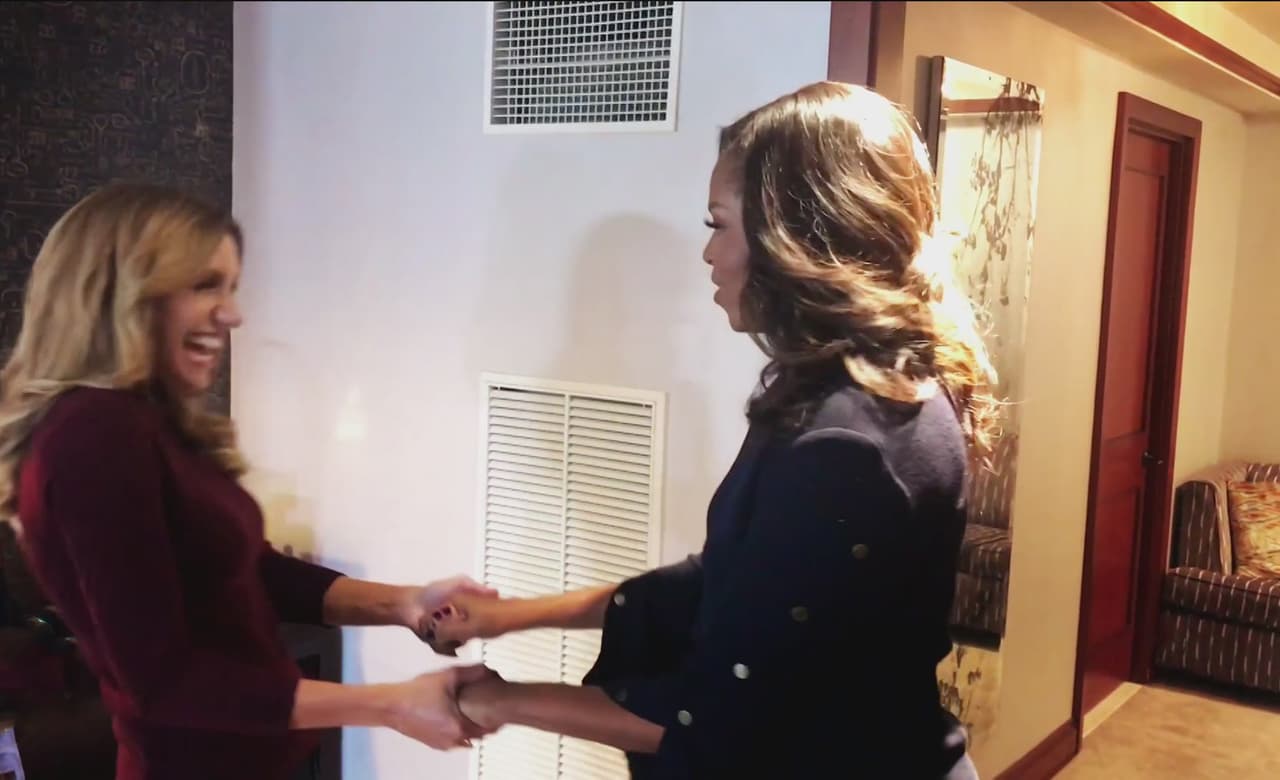 En una charla amena, como si fueran grandes amigas de toda la vida,
<b><a href="https://www.univision.com/shows/el-gordo-y-la-flaca/el-aborto-que-sufrio-michelle-obama-hace-20-anos-le-hizo-sentir-que-habia-fallado-video">Lili y Michelle hablaron de temas que aquejan a una mujer normal</a></b>.