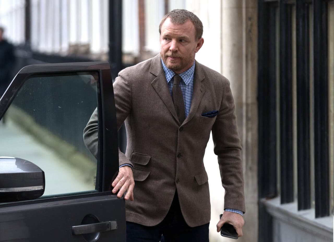 Después de varios meses de batalla legal Guy Ritchie ganó la custodia de su hijo, el cual permanecerá en Reino Unido y visitará constantemente a su mamá.