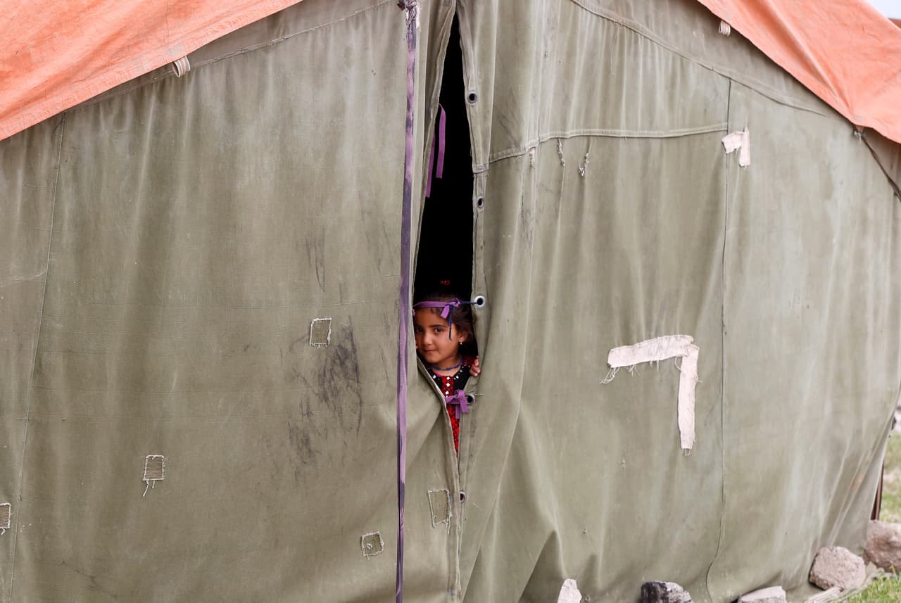 Una niña que debió abandonar su hogar y refugiarse en el campamento en Hammam al-Alil.