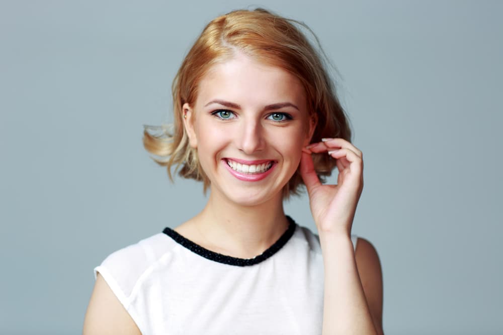 <u><b>Tocarse las orejas constantemente</b></u>
<br>Este es un manierismo muy interesante que parece estar asociado con la era moderna de los audífonos que ha creado un reflejo mediante el cual, aun cuando no se tengan colocados los mismos, existe la percepción inconsciente de escuchar tocando el pabellón de la oreja. Generalmente se acompaña con rascarse la oreja.
<br>Se observa con más frecuencia en el signo de 
<b>Capricornio</b>