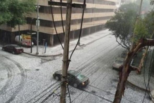 La fuerte granizada paralizó muchas zonas de la capital mexicana. Imagen tomada de Twitter.