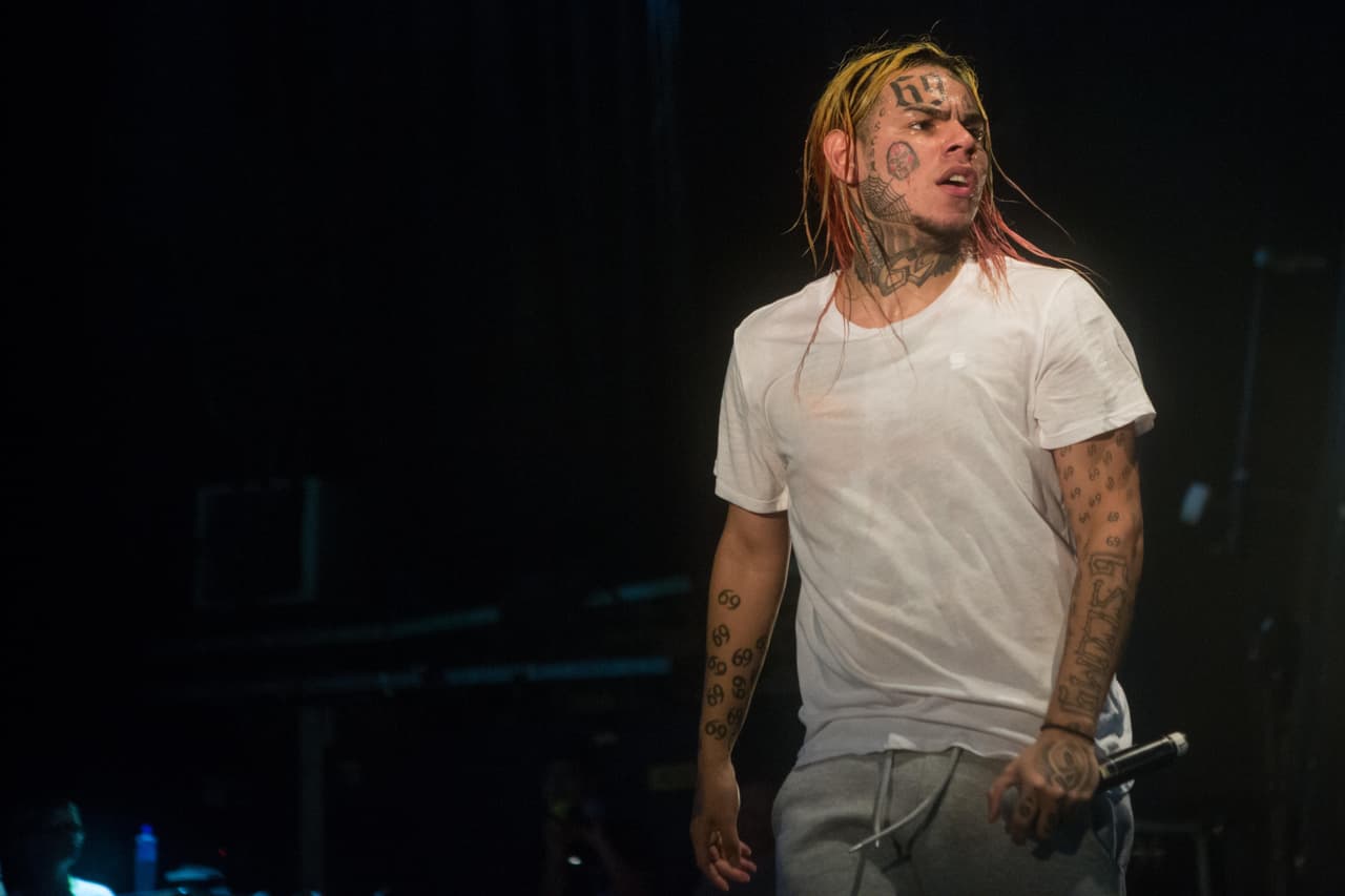 Su antiguo sello discográfico está dispuesto a correr el riesgo de que Tekashi esté en lo correcto y que un juez le otorgue una sentencia menor.