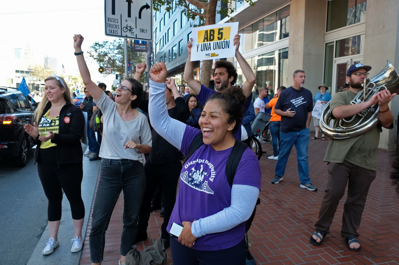 También les darían protecciones básicas como derecho a un salario mínimo, seguro de salud y días de enfermedad pagados.
<br>