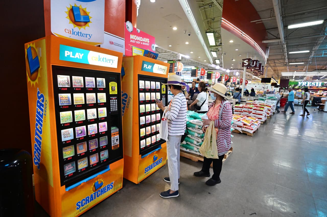 <h2 class="cms-H2-H2">8. $126 millones, en Fort Myers</h2>
<br>
<br>
<a href="https://www.univision.com/local/tampa-wvea/mujer-gana-parte-premio-mayor-494-millones-mega-millions-florida">Pamela Baker, de 44 años, de Bonita Springs reclamó una parte del premio mayor de $494 millones</a> de un sorteo que fue llevado a cabo el 
<b>14 de octubre de 2022.</b> Ella eligió recibir sus ganancias como un pago único de $126 millones. El boleto ganador fue comprado en un 7-Eleven en Colonial Boulevard en Fort Myers y los números ganadores fueron 
<b>9-22-26-41-44</b> con una Mega ball de 
<b>19</b>.
<br>