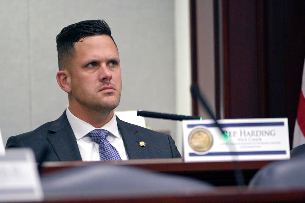 Acusado de varios delitos de fraude, renuncia el congresista que promovió la polémica ley 'No digas gay' de Florida