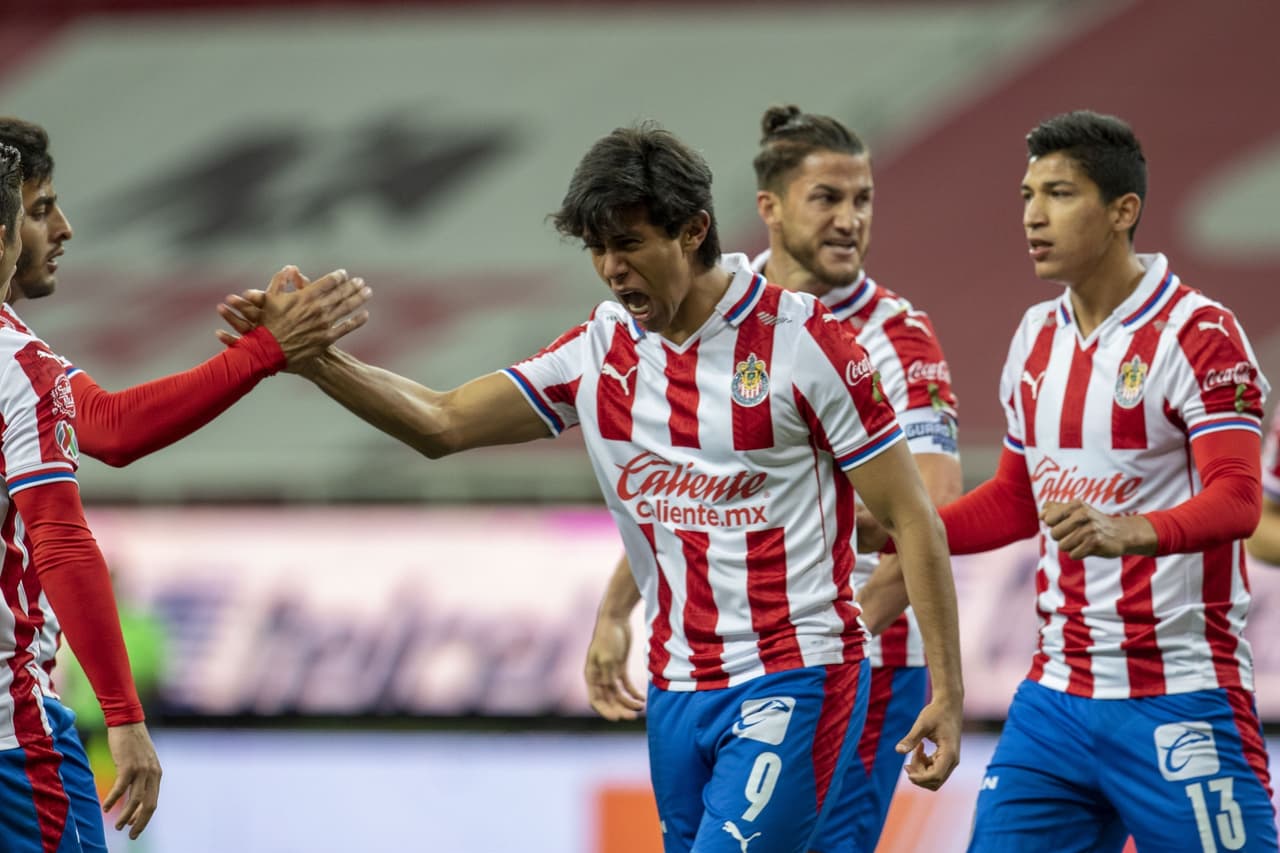 ¡Y va por los 5 de Chicharito! JJ Macías superó rachas de Pulido y Zaldívar