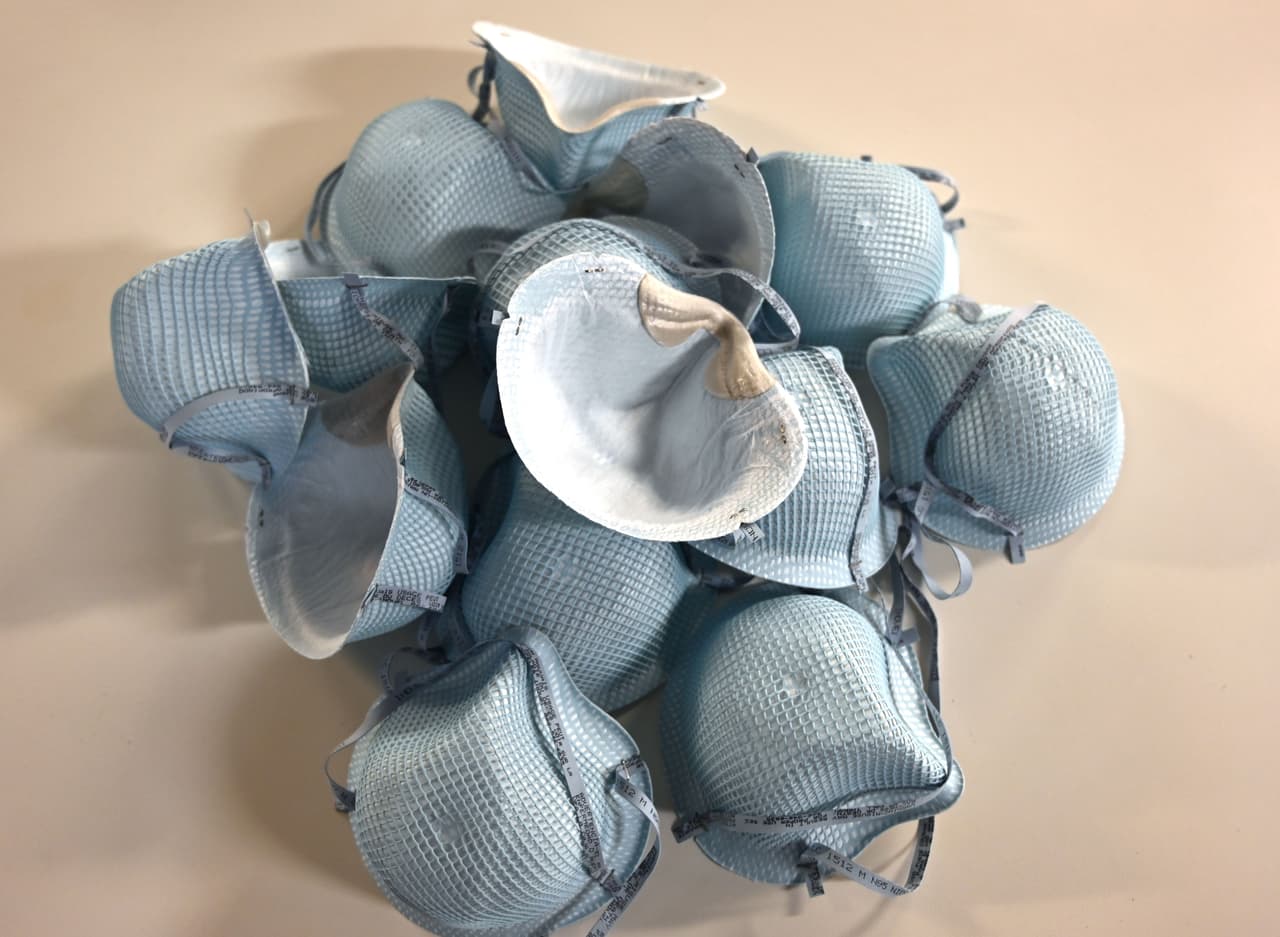 El mensaje de la fiscalía es que hay que estar atentos y denunciar cuando crean que algún negocio está abusando de los precios. Puede llamar al 1-866-966-7226 o entrar 
<a href="http://myfloridalegal.com/pages.nsf/Main/A0C6DC266B55ECF3852573AD00639129" target="_blank">aquí a la página web de la fiscalía de Florida</a>. 
<br>