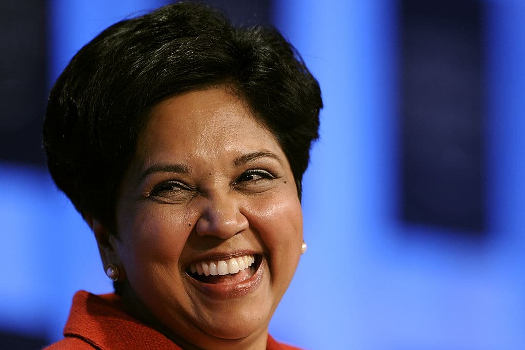 Indra Nooyi - Presidenta de PepsiCo Gracias a su visión empresarial, PepsiCo está consiguiendo ampliar sus negocios y diversificarse hacia otras áreas más allá de las bebidas gaseosas. Nooyi es una de las personas más influyentes del mundo según Fortune. Los honores acompañan a sus méritos: PepsiCo sigue proporcionando beneficios bajo su mando. Una inspiración para las mujeres en las empresas.