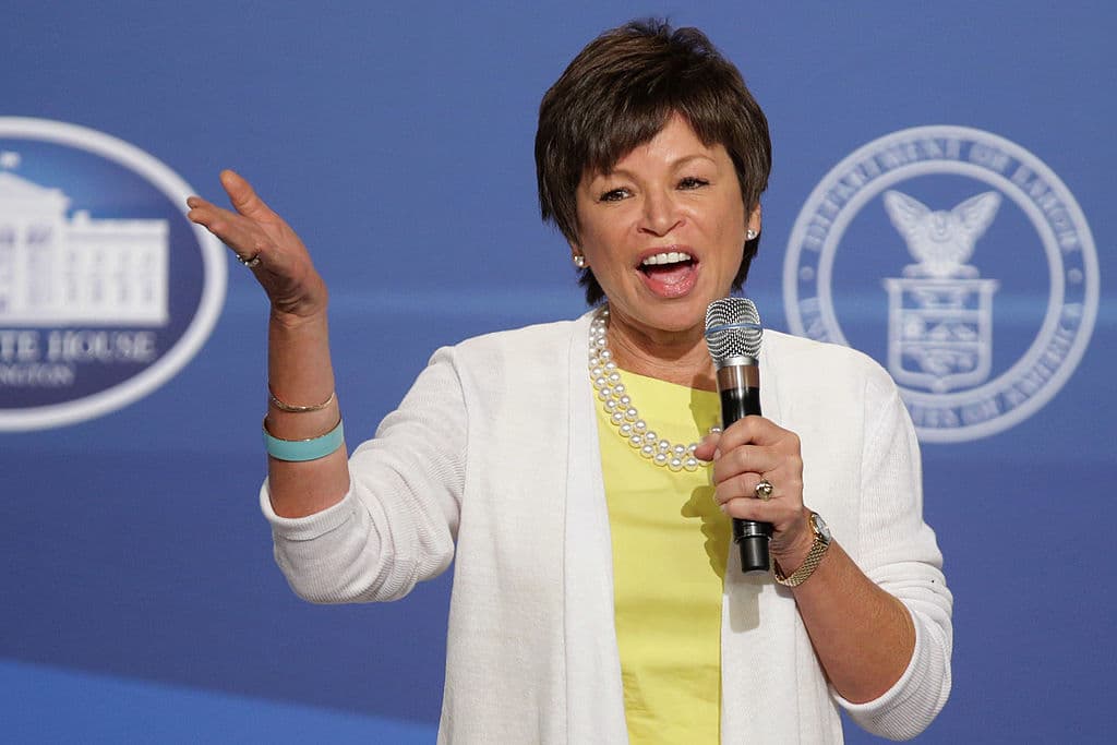 Valerie B. Jarrett - Consejera Senior de Barack Obama. Supervisa los departamentos de Public Engagement and Intergovernmental Affairs, y preside el House Council on Women and Girls. Destaca por sus habilidades para movilizar a miembros del gobierno para que apuesten por la clase media y los sectores más vulnerables. Ha sido clave en informes sobre la situación de las mujeres afroamericanas. Su papel en la Casa Blanca despierta mucho interés, pues es una de las consejeras más cercanas de Obama.