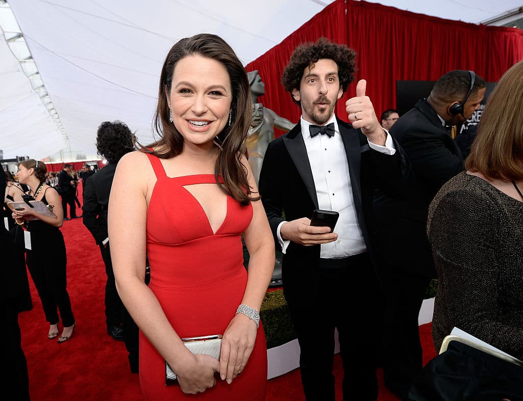 Katie Lowes - Actriz Por qué está en el vídeo: Aparece junto a Kerry Washington en Scandal, y también da voz a numerosos personajes de películas de Disney, como Frozen y Zootopia. Tiene además su propia compañía de teatro en Los Angeles.