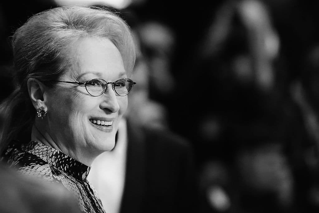 Meryl Streep - Actriz Es Meryl Streep, ¿cómo no iba a aparecer en el vídeo? La actriz, además de tener tres Oscar y dominar cualquier acento que le exija el guión, es conocida por su compromiso político (apoya a Hillary Clinton, y ha parodiado a Trump) y su inquebrantable actitud.