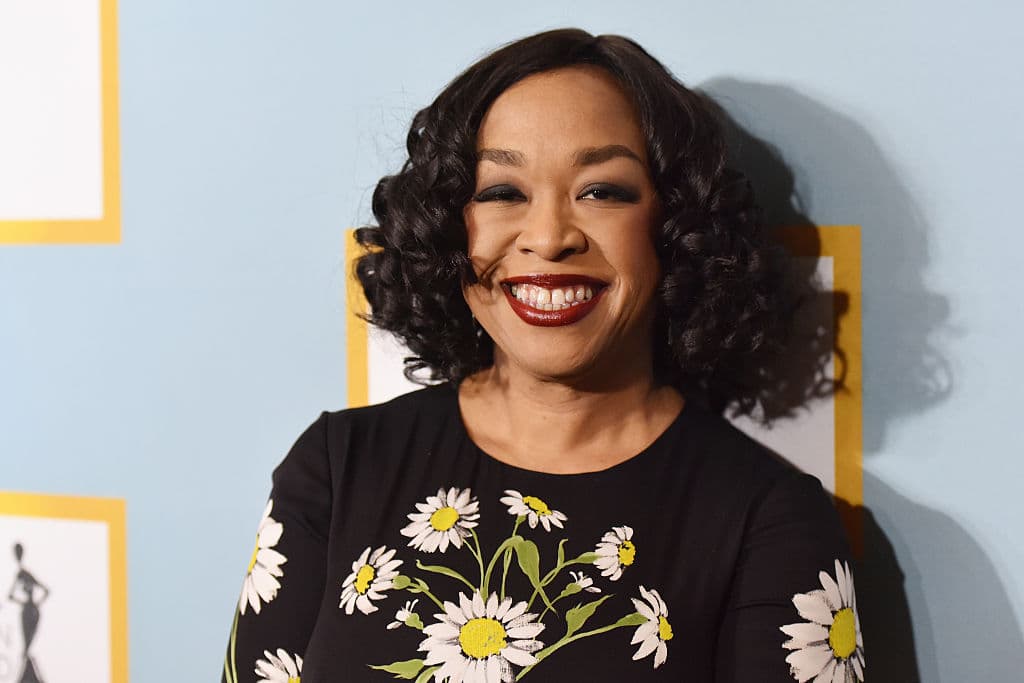 Shonda Rimes - Guionista y productora Es la artífice de "Scandal," el que parece ser uno de los shows favoritos de Michelle a juzgar por el gran número de actrices con las que ha contado para el vídeo. Rhimes nos ha brindado con otros grandes shows, como "Anatomía de Grey," éxito de audiencia. Hoy es una de las mujeres más influyentes de la televisión.