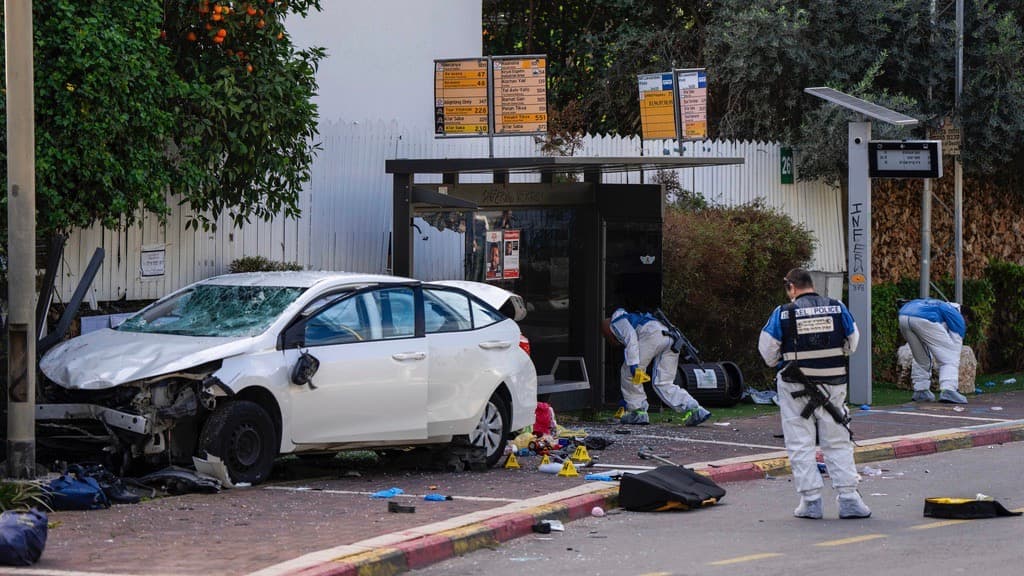 Una mujer muere atropellada y 10 personas resultan heridas en un presunto atentado en una afluente área en Israel
