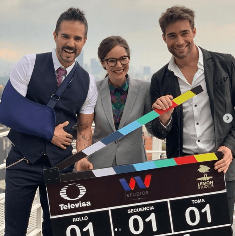 “Para mí el mayor (reto) era que se viera su humanidad, que yo mismo sintiera su humanidad y la pudiera justificar como actor, entender por qué hace lo que hace, por qué sufre de lo que sufre, por qué tira al piso toda su carrera y toda su vida y por qué pierde hasta el objetivo de su propia vida por esta mujer. Eso fue lo más difícil de entender: su vulnerabilidad y por qué hacía todo eso”.
<br>