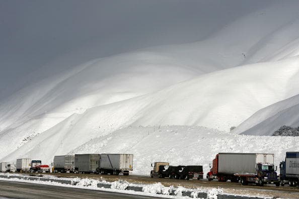 La interestal 5 quedó completamente enterrada bajo una densa capa de nieve, que paralizó nuevamente las vías del corredor central de Califonia. (Foto de archivo diciembre 2018)