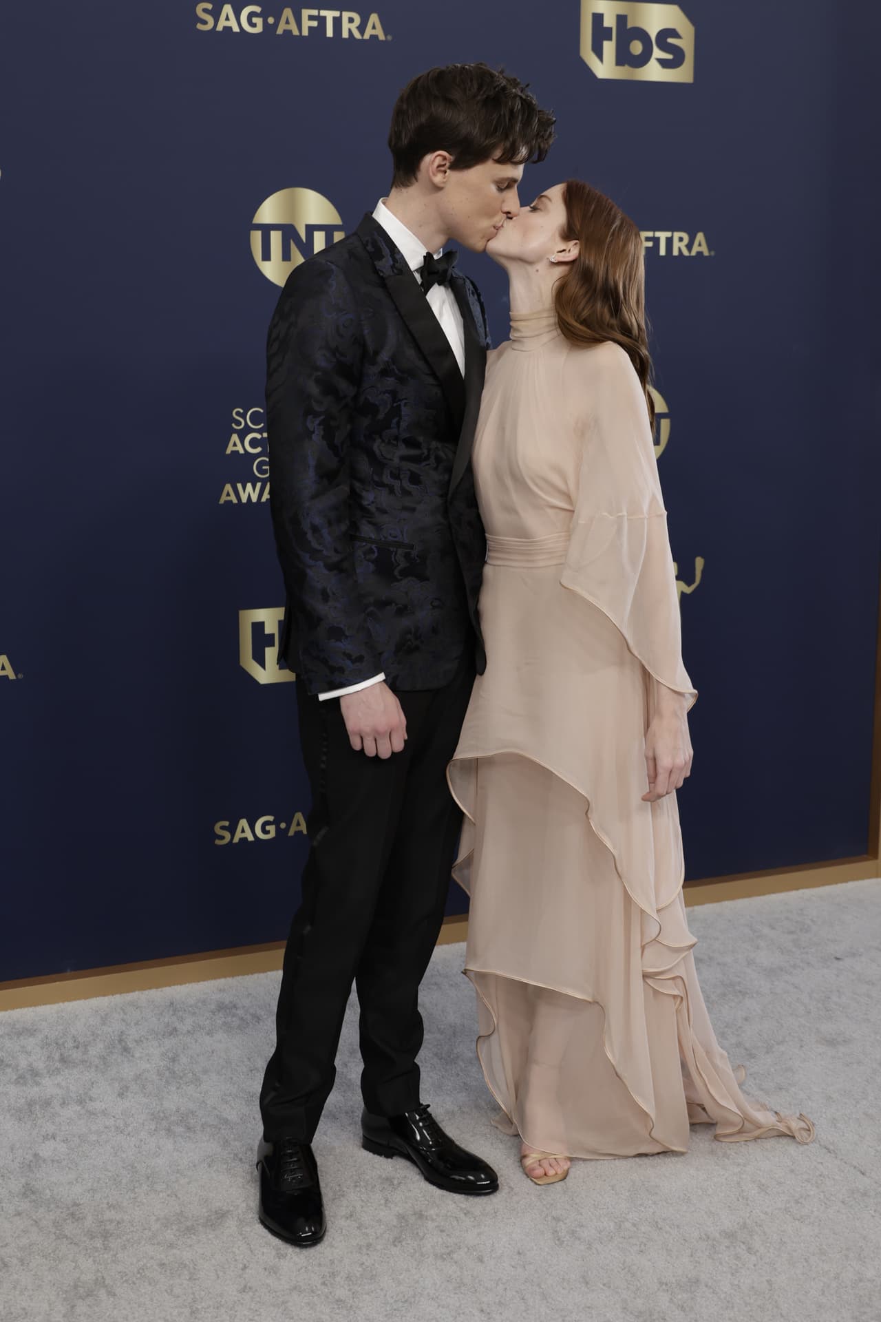 Ruairi O'Connor llegó del brazo de Charlotte Hope.