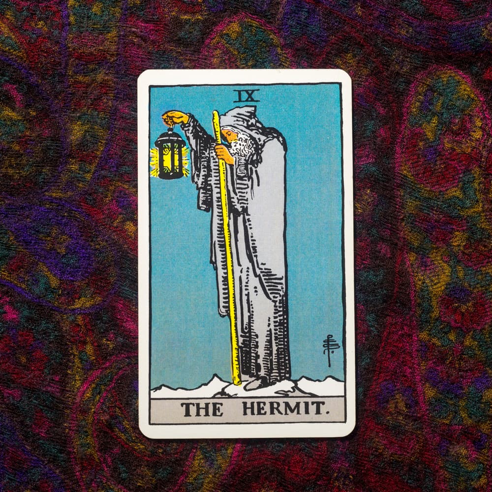 El ermitaño nos recuerda a esas viejas figuras de autoridad en infinidad de culturas, los ancianos, magos, videntes, profetas, los poderosos de cada aldea, que tenían autoridad y la sabiduría suficientes para poder aconsejar al resto de las personas.