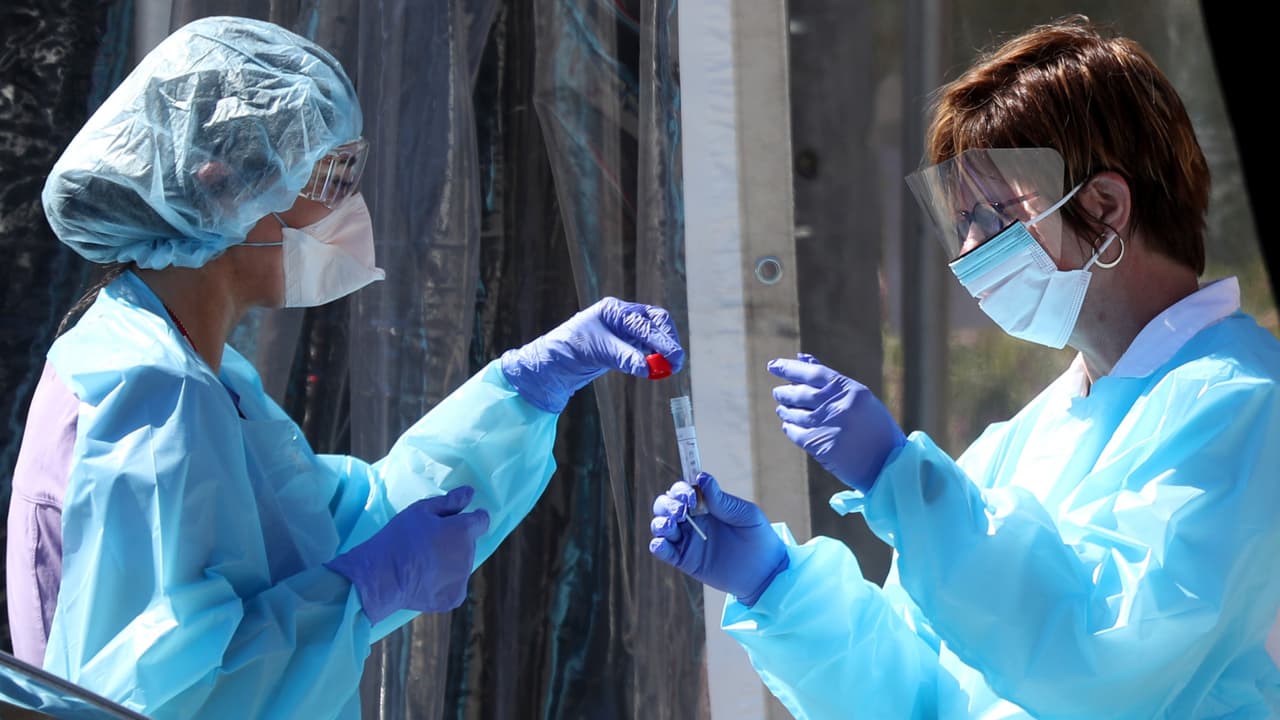 Autoridades de Nueva York impulsan la dosis de refuerzo contra el coronavirus ante la posible llegada de la variante Ómicron