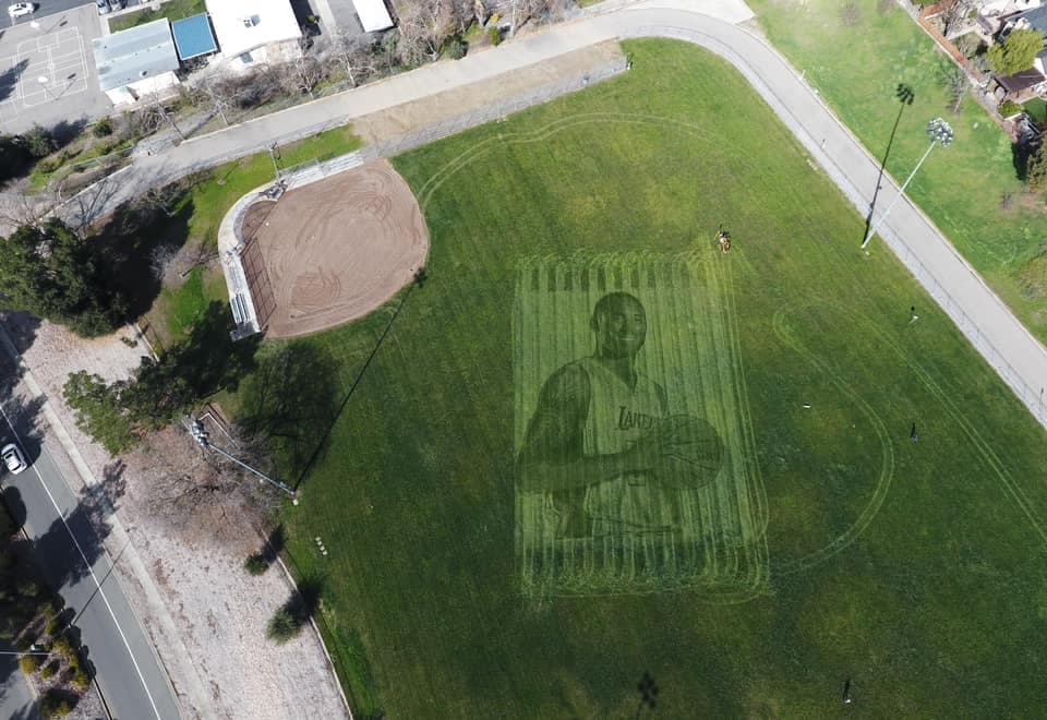 El mural presenta a Bryant sosteniendo una pelota de baloncesto, sonriendo con su icónica camiseta de los Lakers.