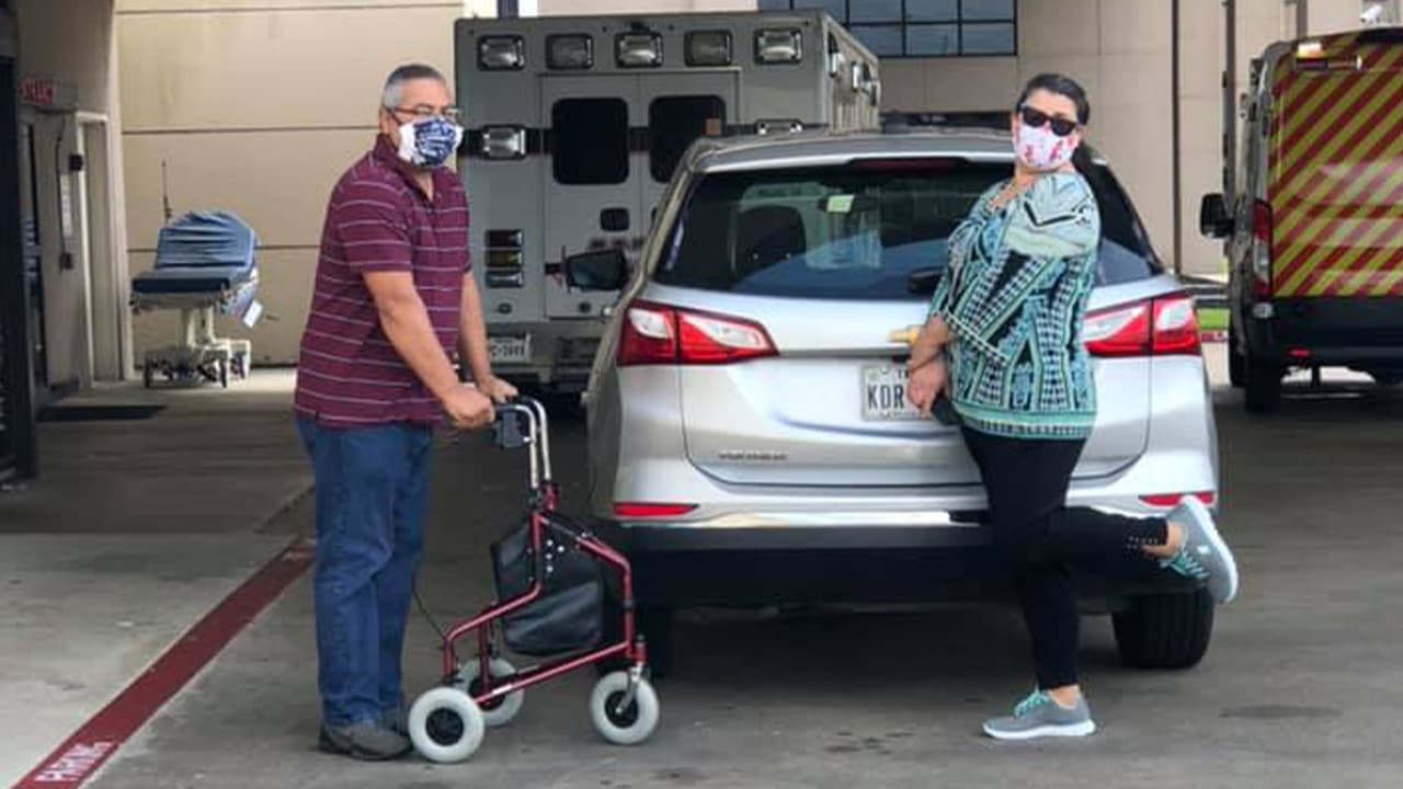 El hombre originario de San Angelo, en West, Texas, fue dado de alta y regresó a casa, asegura que se siente bien y ha recuperado la fuerza en las piernas.