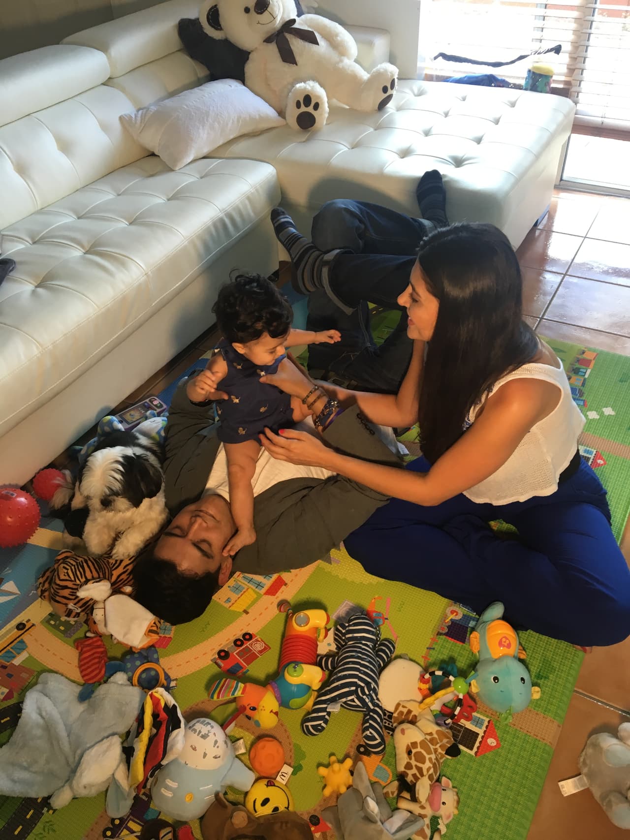 Baby Joshua es un angelito muy inquieto y le encanta estar sobre papá.