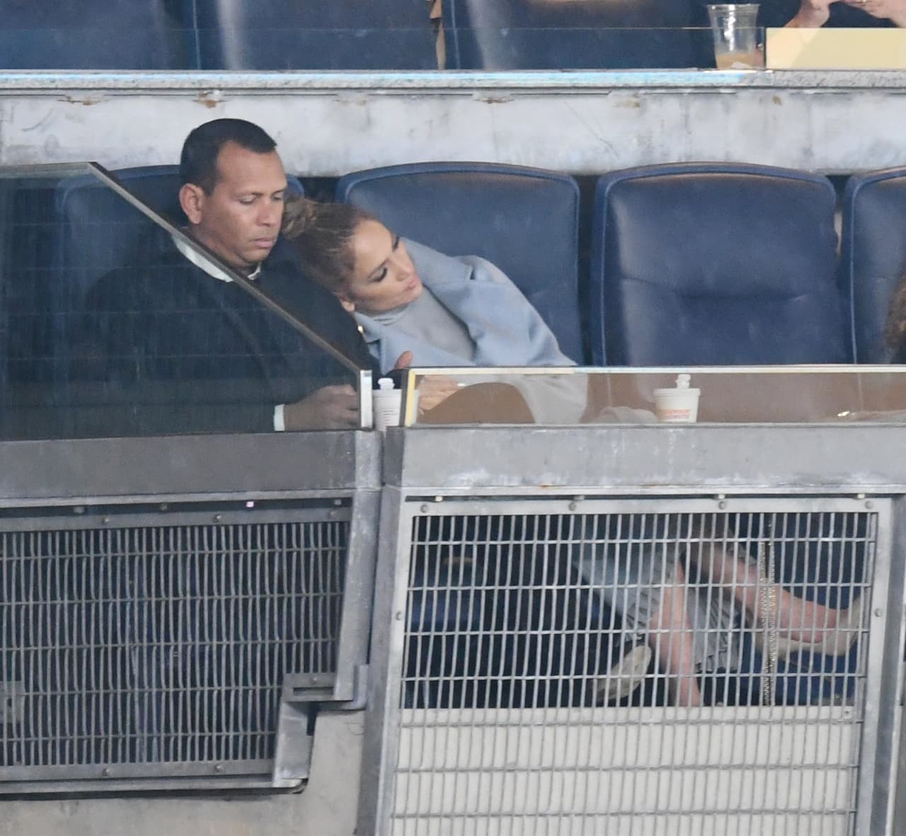 A sus 48 años,
<b><a href="https://www.univision.com/entretenimiento/jennifer-lopez-y-a-rod-cumplen-su-primer-ano-juntos-ella-le-regala-una-cancion-y-el-aguanta-un-abucheo">la 'Diva del Bronx' también disfruta del amor</a></b> que había estado esperando, el de un hombre seguro de sí mismo, como describe a su pareja desde hace más de un año, el expelotero Alex Rodríguez.