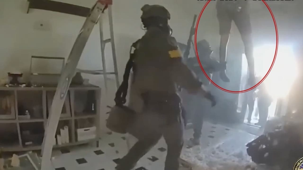 Sospechoso de robo trató de esconderse en un ático y terminó colgando del techo: así fue su captura