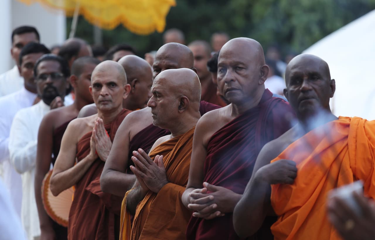 Sri Lanka es un país multiétnico y multireligioso. De sus más de 21 millones de habitantes, un 70% pertenece a la religión budista. En segundo lugar está el hinduismo, seguido por el Islam, el cristianismo y cultos minoritarios como el zoroastrismo. En la imagen, monjes budistas oran durante una ceremonia pidiendo bendiciones para los muertos y heridos de los atentados del domingo en el templo de Kelaniya, en Colombo.