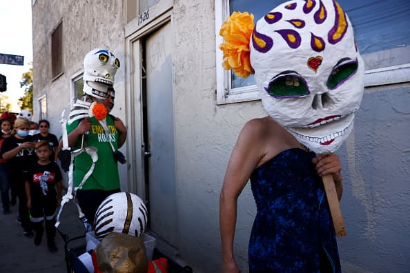 La fiesta unió a familias, vecinos y comunidades enteras para honrar a la memoria de los seres queridos que ya no están.