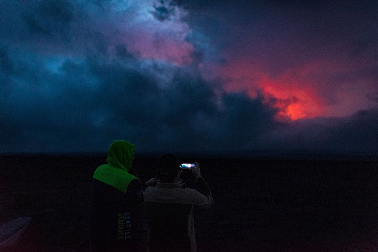 El USGS advirtió que a los aproximadamente 200,000 habitantes de la Isla Grande de Hawaii, donde se encuentra el volcán, que la erupción “puede ser muy dinámica, y la ubicación y avance de los flujos de lava pueden cambiar rápidamente”.
