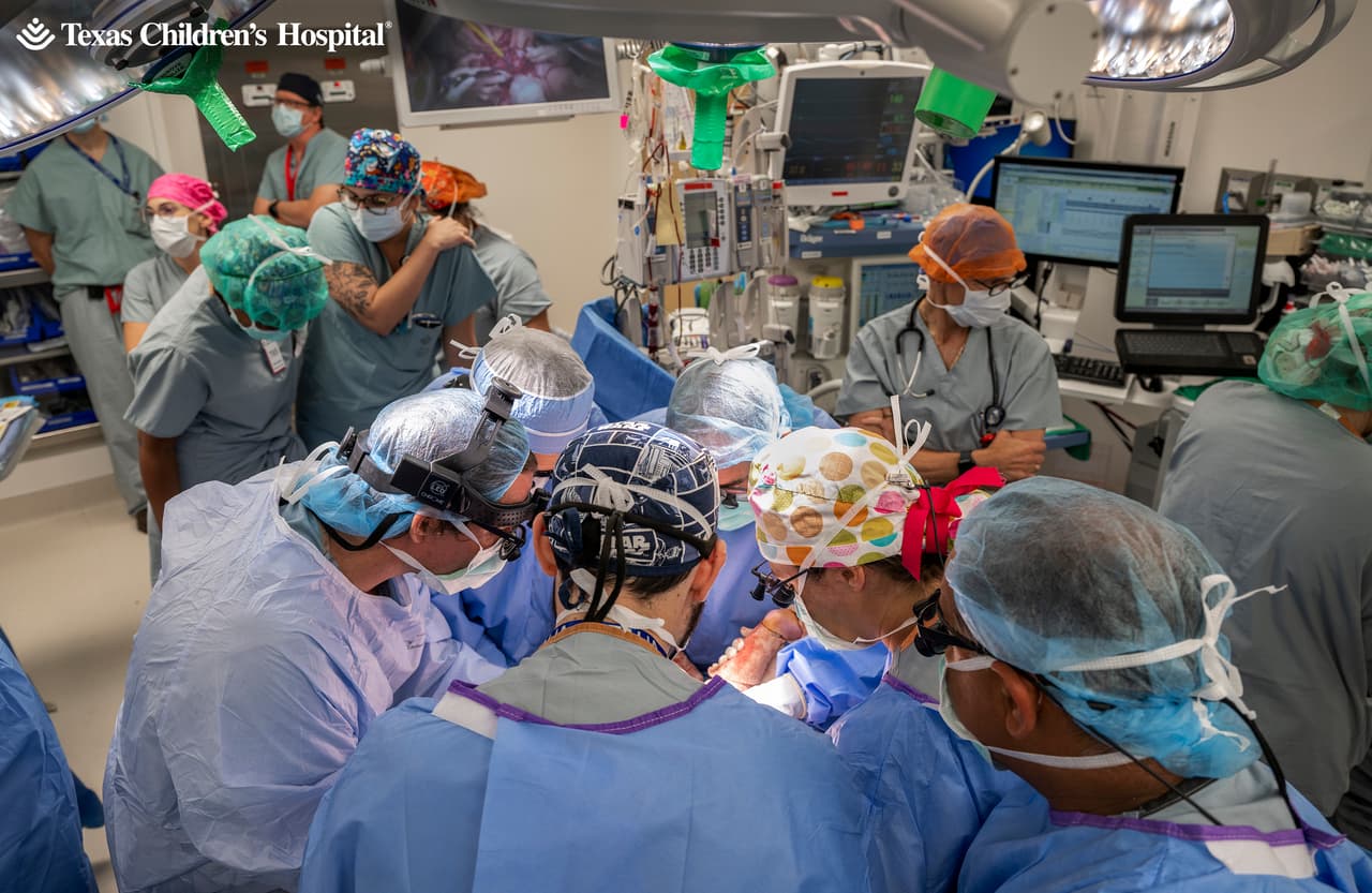 <b>Lucas y Mateo estaban en el vientre de su mamá conectados por la parte inferior del abdomen y la pelvis.</b>
<br>
<br>Los bebés compartían varios órganos, incluido el intestino delgado y un solo colon, una afección conocida como gemelos isquiópagos.
<br>