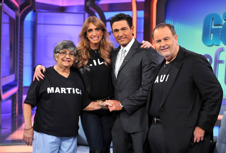 No dejó de posar con ninguno de los galanes de telenovela que llegaron al show, como con Fernando Colunga.