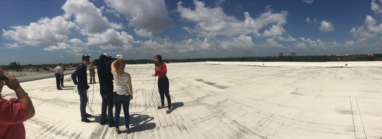 Clarissa en medio de su participación en el show desde el techo.