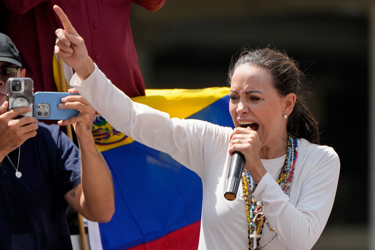 Machado habla en Caracas durante la protesta opositora que fue replicada a nivel internacional en más de 300 países. (AP Photo/Ariana Cubillos)