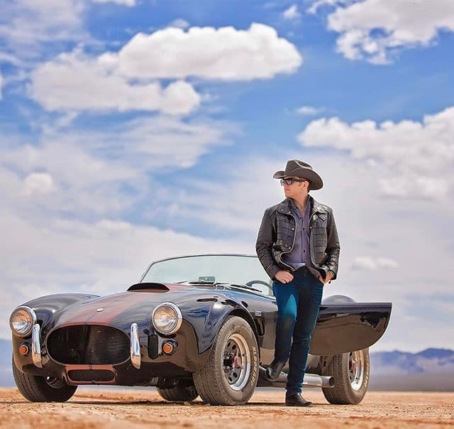 Después trabajó como chofer de Vicente Fernández, quien lo escuchó en su camerino y lo invitó a cantar junto a él en el Gibson Ampitheatre de Los Angeles.