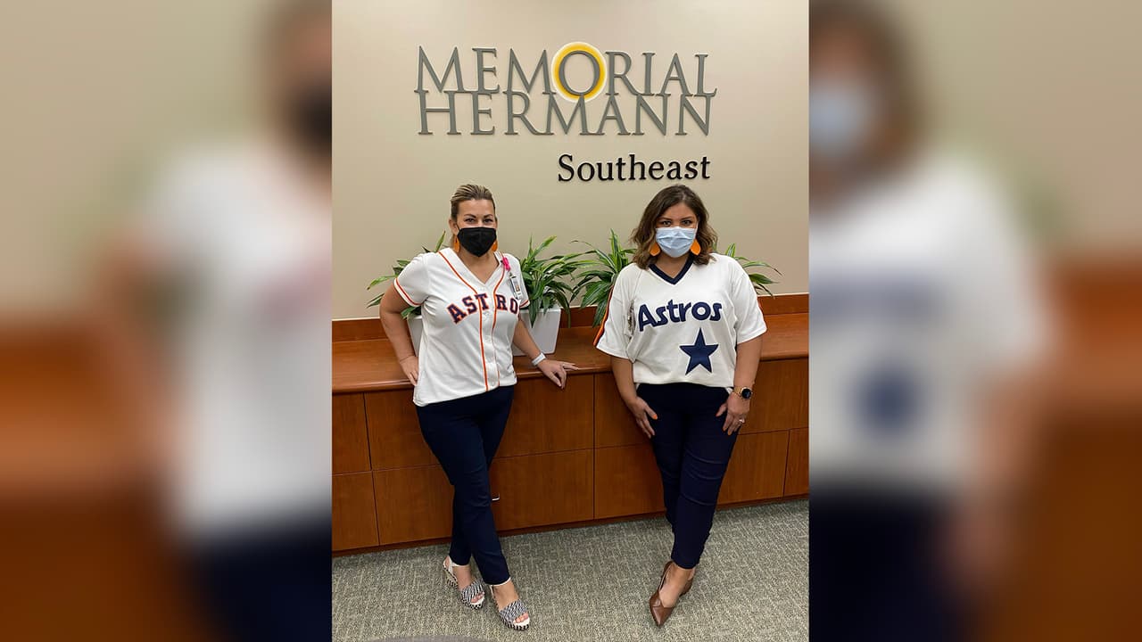 Los
<a href="https://www.univision.com/local/houston-kxln/houston-astros-serie-mundial-red-sox-fotos">Astros</a> son los anfitriones de los Bravos de Atlanta en el juego de la Serie Mundial 2021.