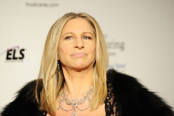 <b>#10 Barbra Streisand ($30 millones)</b>
<br>La revista Forbes publicó su lista anual de mujeres exitosas en la música y la cantante de 75 años ocupa la posición número 10 de la lista. Dato curioso: Streisand es la única artista en tener un disco #1 durante seis décadas consecutivas.
