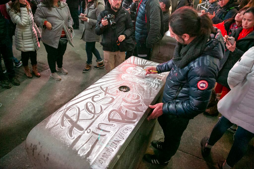 Amir Hussain, un danés de visita en Nueva York, utiliza sal de mesa para dibujar un homenaje a la leyenda del fútbol Pelé en Times Square.