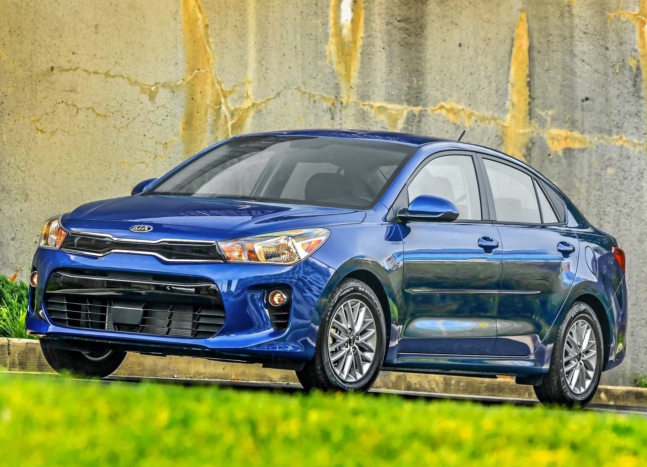 <h3 class="cms-H3-H3">10 – Kia Rio 2019</h3>
<br>
<br>Precio sugerido al consumidor: $15,390
<br>Pago inicial (20%): $3,078
<br>
<br>Pago mensual con crédito bueno: $250
<br>Pago mensual con crédito suficiente: $274
<br>