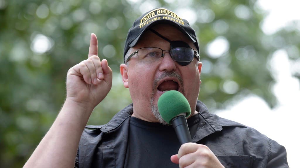ARCHIVO - Stewart Rhodes, fundador de Oath Keepers, habla durante una manifestación frente a la Casa Blanca en Washington, 25 de junio de 2017. (AP foto/Susan Walsh, archivo)