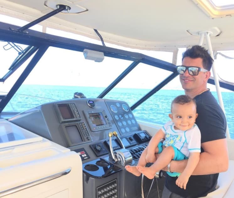 Al pequeño Ian, su segundo hijo, lo tuvo con una fan de nombre Cristina Lliteras, que es amiga de su ex novia, la actriz Claudia Álvarez.