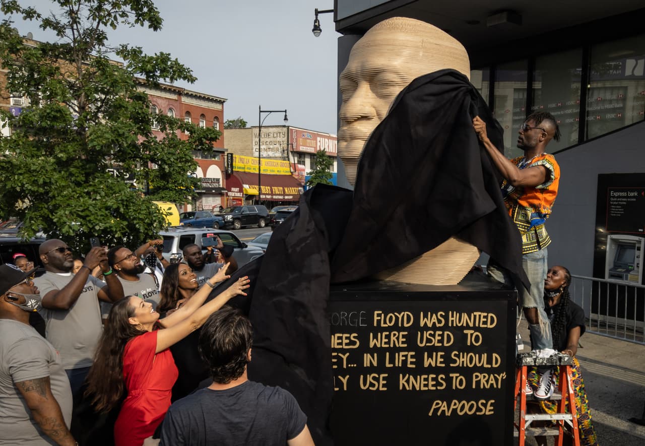 Cerca de las 8 de la mañana, la estatua de seis pies de altura fue revelada al público.