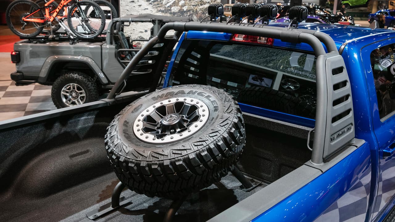 Otro de los más vistosos accesorios en la Ram 2500 Heavy Duty 2019 es este vpedestal para asegurar el la rueda de respuesto y es capaz de soportar ruedas de hasta 37 pulgadas.