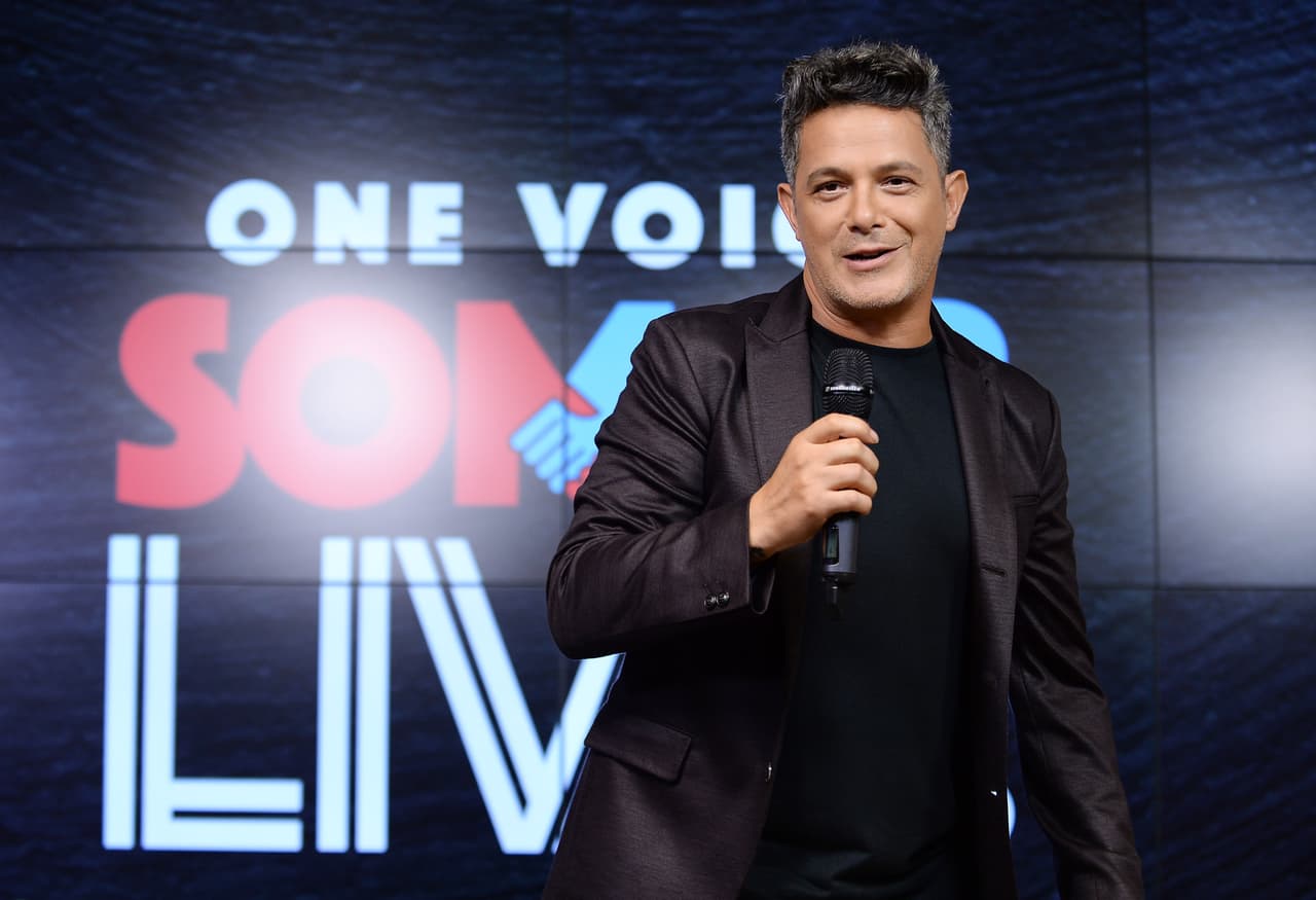 MIAMI, FL - OCTOBER 14: In this handout photo provided by One Voice: Somos Live!, Alejandro Sanz poses in the pressroom at One Voice: Somos Live! A Concert For Disaster Relief at Marlins Park on October 14, 2017 in Miami, Florida. (Photo by Jason Koerner/One Voice: Somos Live!/Getty Images)
