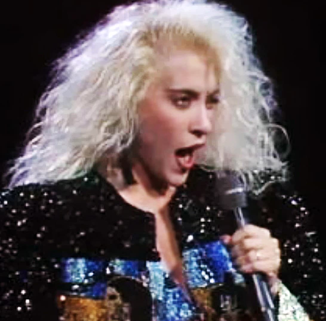 Ese año, 'La güera consentida' interpretó su hit del momento 'Hombres al borde de un ataque de celos'.