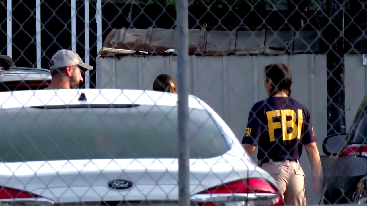 Detienen a varias personas y confiscan vehículos en operativo del FBI en Miami-Dade.