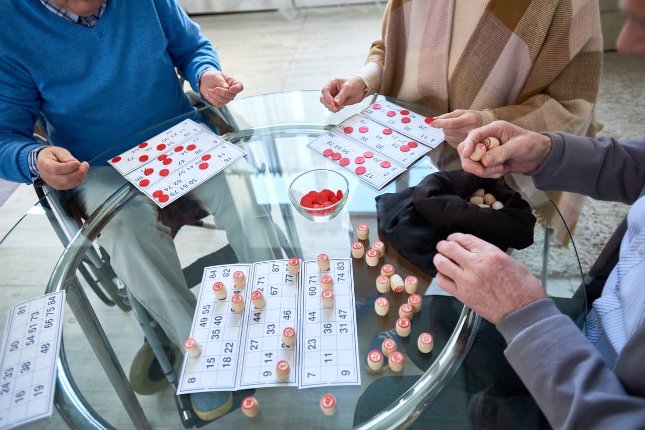 <b>Gerente de bingo.</b>
<br>
<br>Encontrará a estos profesionales administrando los departamentos de bingo de casinos y de clubes o asociaciones de retirados. Deben supervisar y dirigir las sesiones diarias del juego, aprobar los premios, los pagos y garantizar el cumplimiento de las regulaciones federales y estatales.
<br>
<br>Los requisitos para este empleo variarán según el empleador, pero normalmente se necesitan de 3 a 5 años de experiencia.
<br>
<br>Salario promedio: entre 45,000 y 100,000 dólares al año.
<br>
